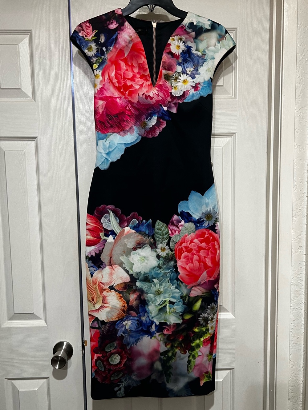 NWT TED BAKER BLACK BRYNEE FLORAL SCUBA SHEATH DRESS SIZE 2(TED BAKER) - Picture 2 of 14